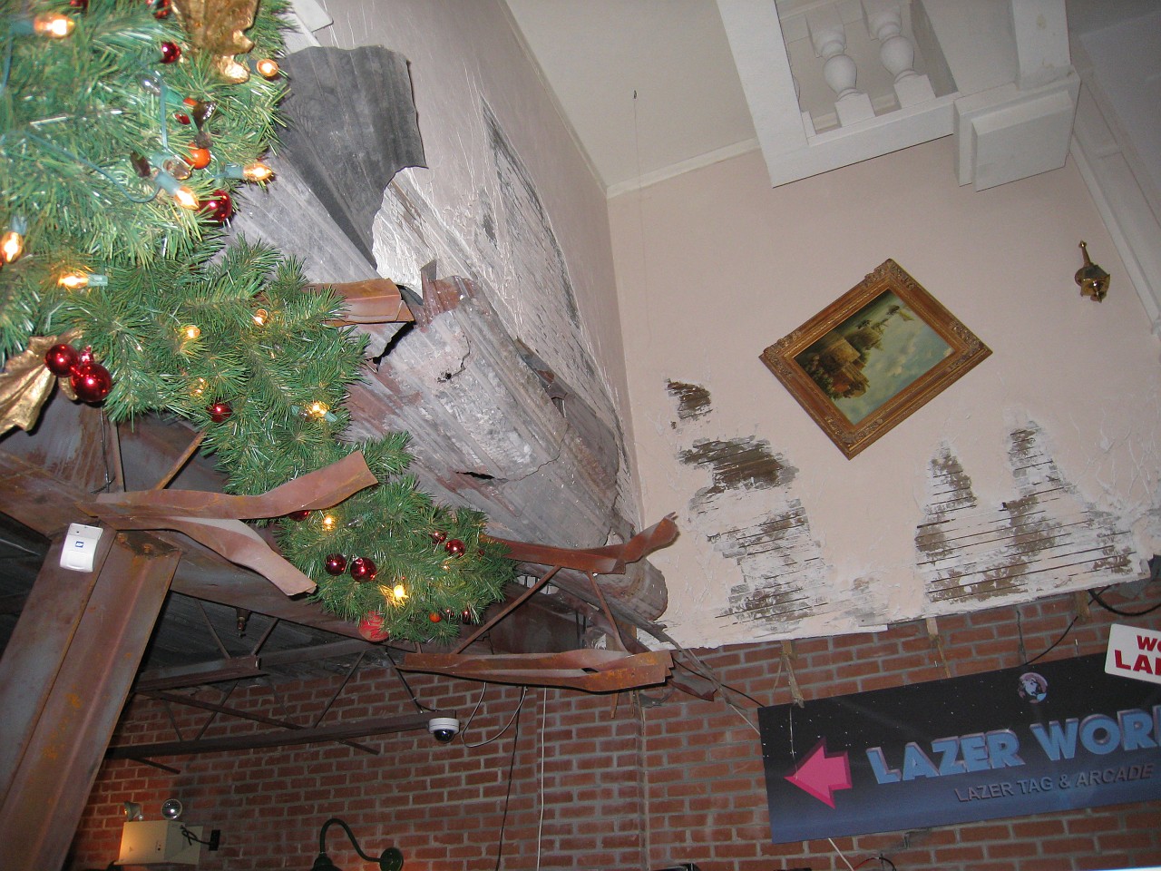 Vacation 2007-12 - Beaches Disney Hotels 0451.jpg - On the 2007-08 Florida vacation we visited beaches from Fort Myers to Sanibel Island sampling local food along the way. Green water and white sugar beaches! Arriving at Disney World we visited several of the theme resorts.